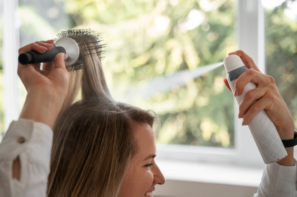Laca para el Pelo: Más que un Producto, un Esencial en el Estilismo